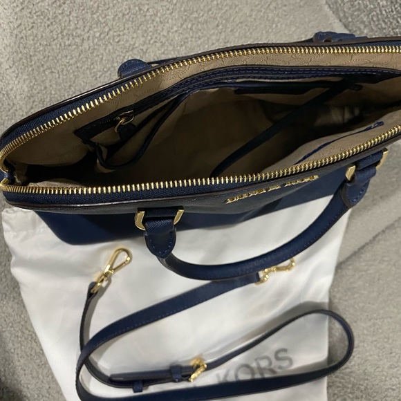 Michael Kors medium tote with gold zipper - Picture 3 of 5